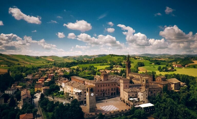 Castelvetro di Modena von Oben auf der Fahrradreise durch die Emilia-Romagna auf der Tour von Bologna nach Parma